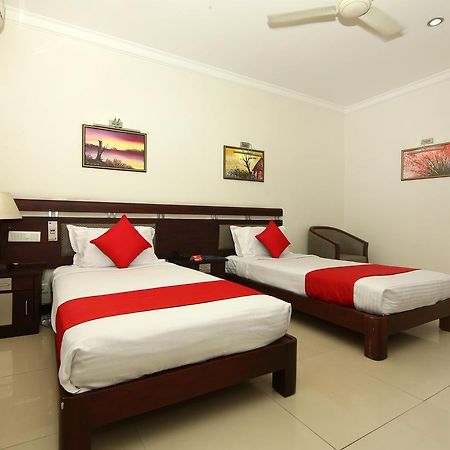 Oyo 8892 Kadambari Regency Hotel Angamali Buitenkant foto