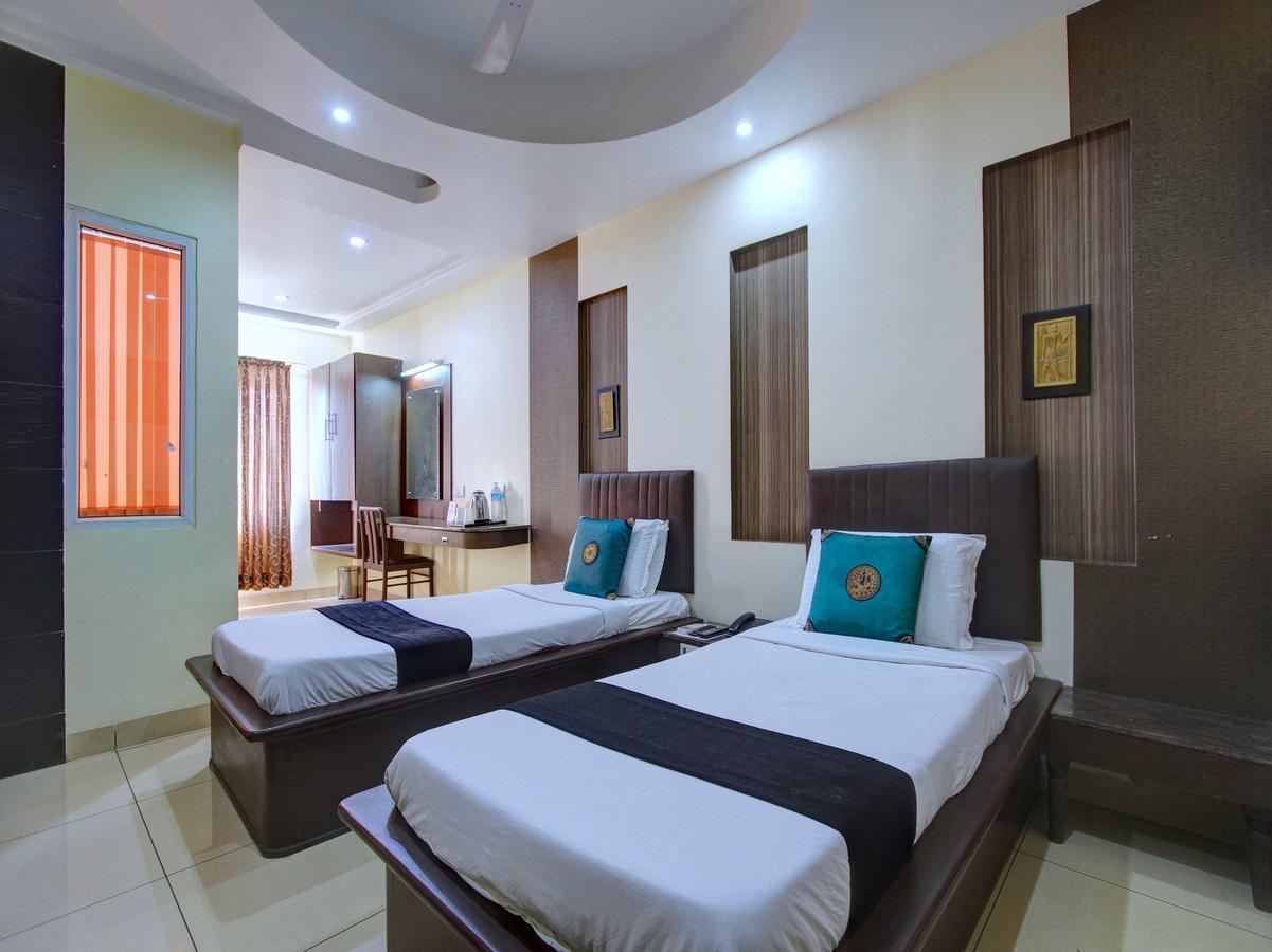 Oyo 8892 Kadambari Regency Hotel Angamali Buitenkant foto