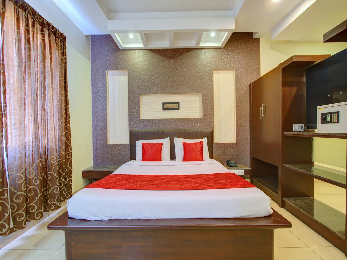 Oyo 8892 Kadambari Regency Hotel Angamali Buitenkant foto