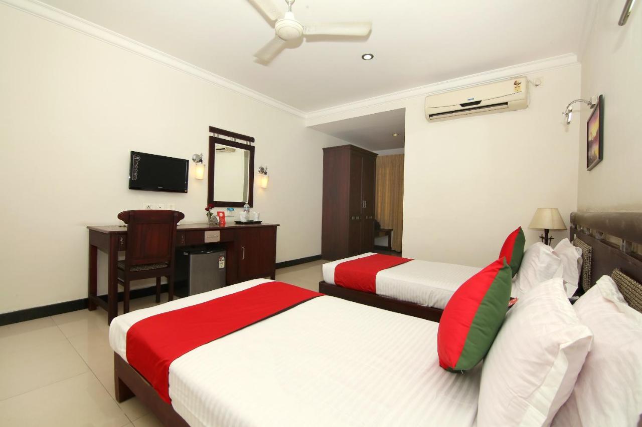Oyo 8892 Kadambari Regency Hotel Angamali Buitenkant foto