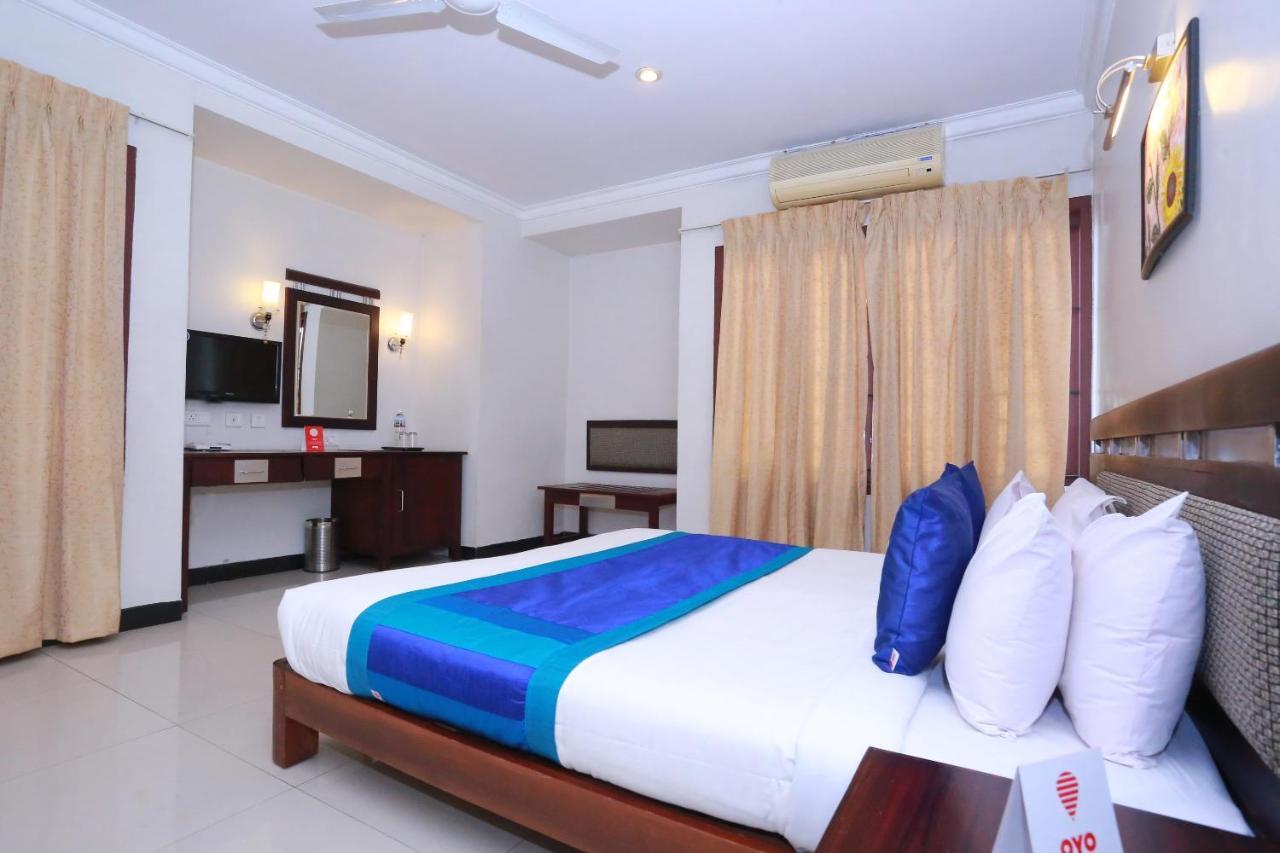 Oyo 8892 Kadambari Regency Hotel Angamali Buitenkant foto