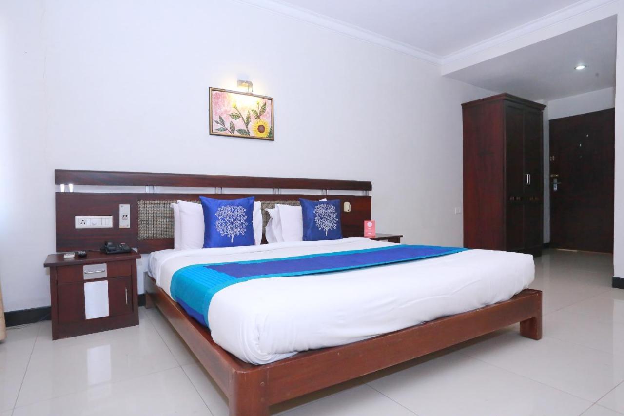 Oyo 8892 Kadambari Regency Hotel Angamali Buitenkant foto