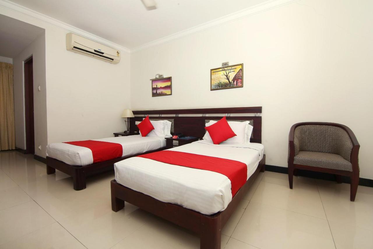 Oyo 8892 Kadambari Regency Hotel Angamali Buitenkant foto