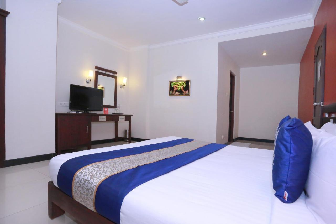 Oyo 8892 Kadambari Regency Hotel Angamali Buitenkant foto
